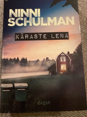 Käraste Lena av Ninni Schulman - En spännande roman med titeln 'Käraste Lena' av Ninni Schulman. Omslaget har en mystisk känsla med en solnedgång, ett ensamt hus och gröna brevlådor. Perfekt för dig som gillar svensk skönlitteratur med dramatisk stämning.