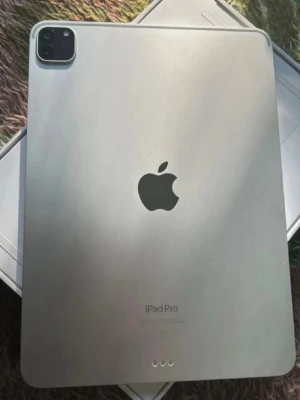  iPad Pro 11 2022 silver  - Säljer en Apple iPad Pro i silver med stilren design och aluminiumchassi. Platt, iPaden är I nyskick kvitto fins inget prut i pris tack.