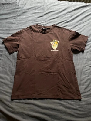 T-shirt H&M - Brun T-shirt med blomtryck från H&Mi storlek S relaxed fit. Nypris 200 kr.