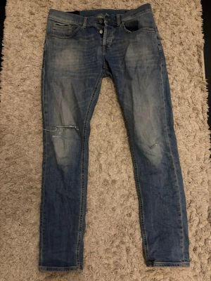 Dondup jeans  - Säljer mina Dondup George i storlek 32. Inprincip helt nya, aldrig använda, skicket är mycket fint. Om du skulle ha en fråga tveka inte på att skicka iväg ett pm😁 Priset går att diskutera vid en snabb affär.