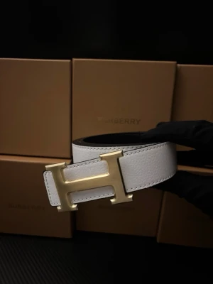 H bälte - Helt ny fortfarande inplastad kom med bud om du inte är överens med priset.