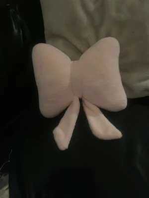 Stor rosa plyschrosett - Mysig kudde i form av en stor rosett, tillverkad i mjuk rosa plysch. Kudden har två långa band och en fluffig känsla, perfekt som dekoration i soffan eller på sängen. Jag kommer inte ihåg vars den kommer ifrån. Hittade den i min garderob i en lindex påse. Den är iallafall aldrug anvönd och pris går att diskuteras💞