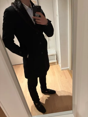 Rock med päls från Jack and Jones premium - Jag säljer en stilren rock med päls från Jack and Jones premium. Den är stilren och håller dig varm under kalla vinterdagar 