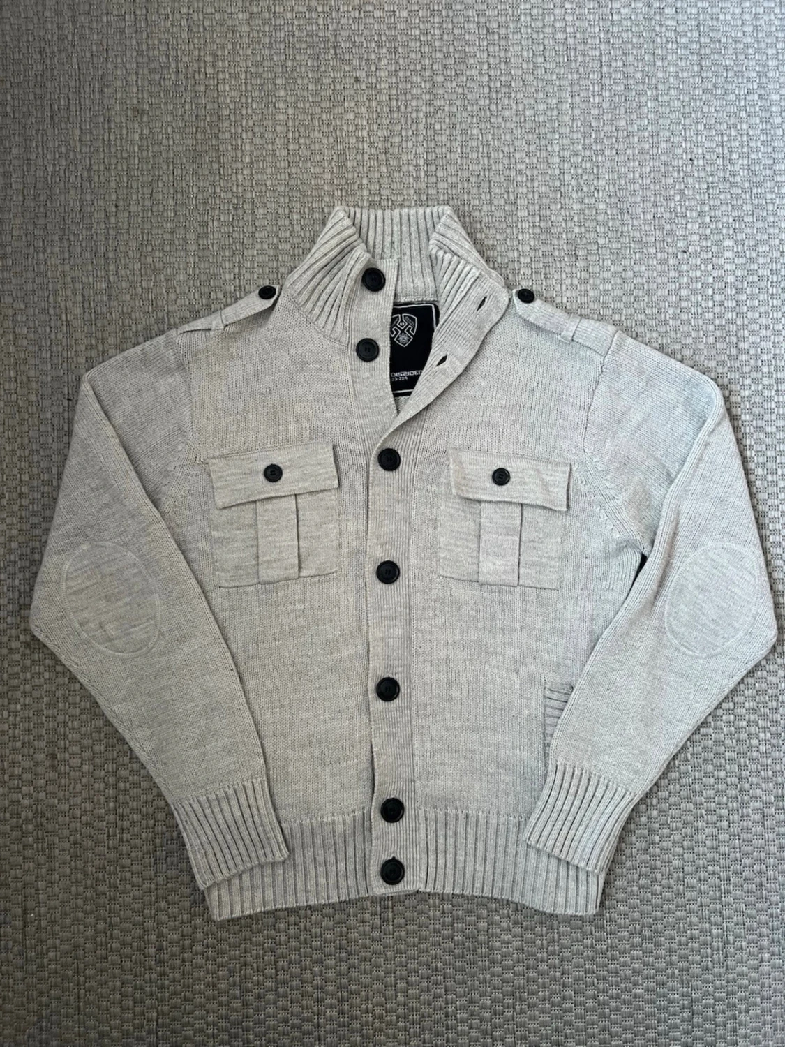 Ljusgrå stickad cardigan med fickor