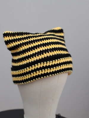Crochet cat beanie virkad kattmössa gul svart randig - Helt ny virkad mössa med kattöron. Onesize, passar upp till ca 59cm. Virkad i mjukt akrylgarn. Färger kan variera beroende på skärminställningar.