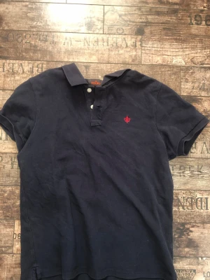 Morris Pikétröja - Tja, säljer just nu en fin pikétröja från Morris utan defekter. Riktigt fin och funkar hela året. Tveka inte att höra av er kring eventuella frågor 