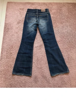 Lee jeans - Säljer ett par blå bootcut jeans från Lee i modellen Felton. W28, L31. Jeansen har utsvängda ben och najs wash. Tyvärr är framfickorna uppklippta☺️