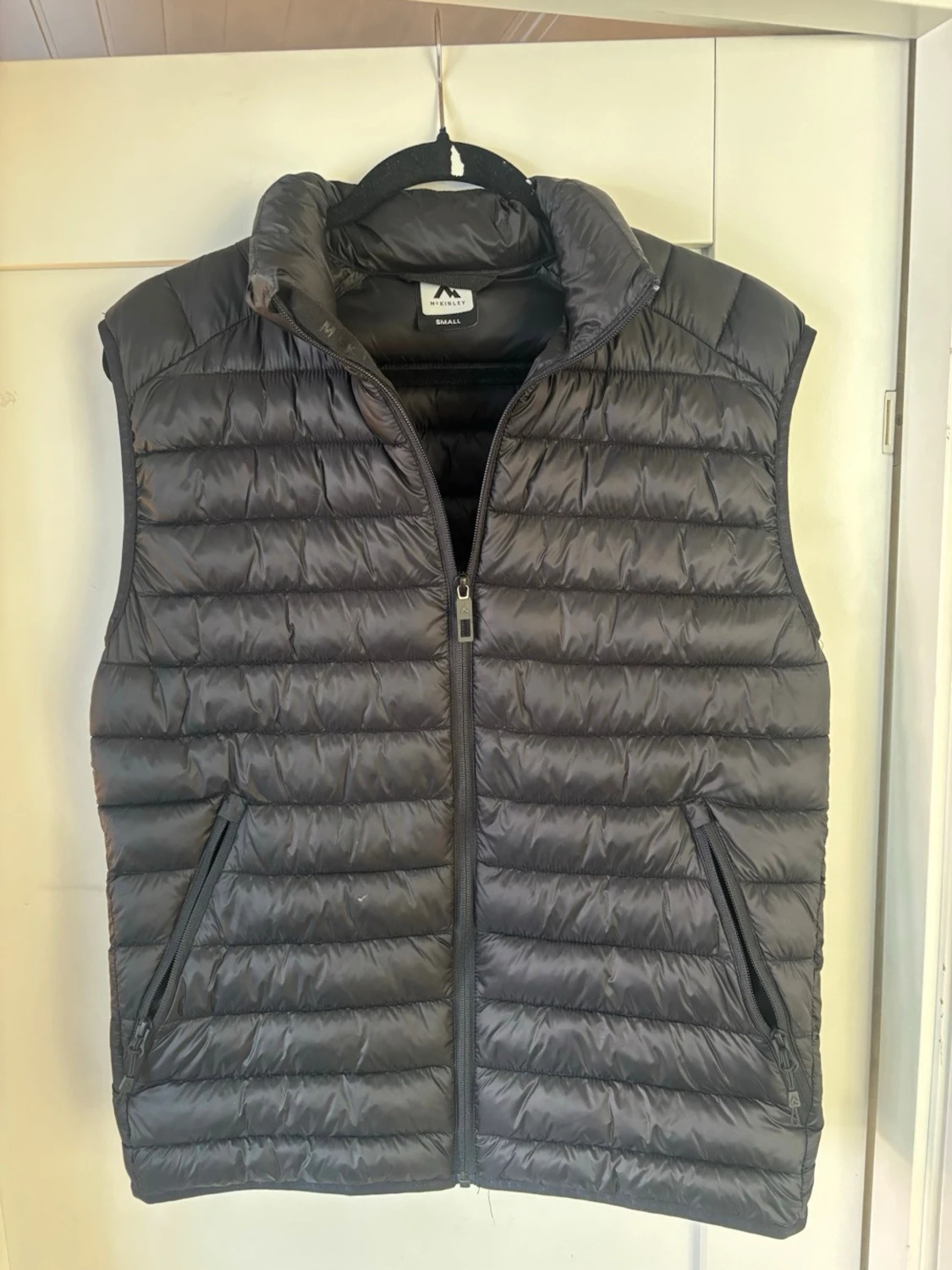 Svart dunväst från McKinley