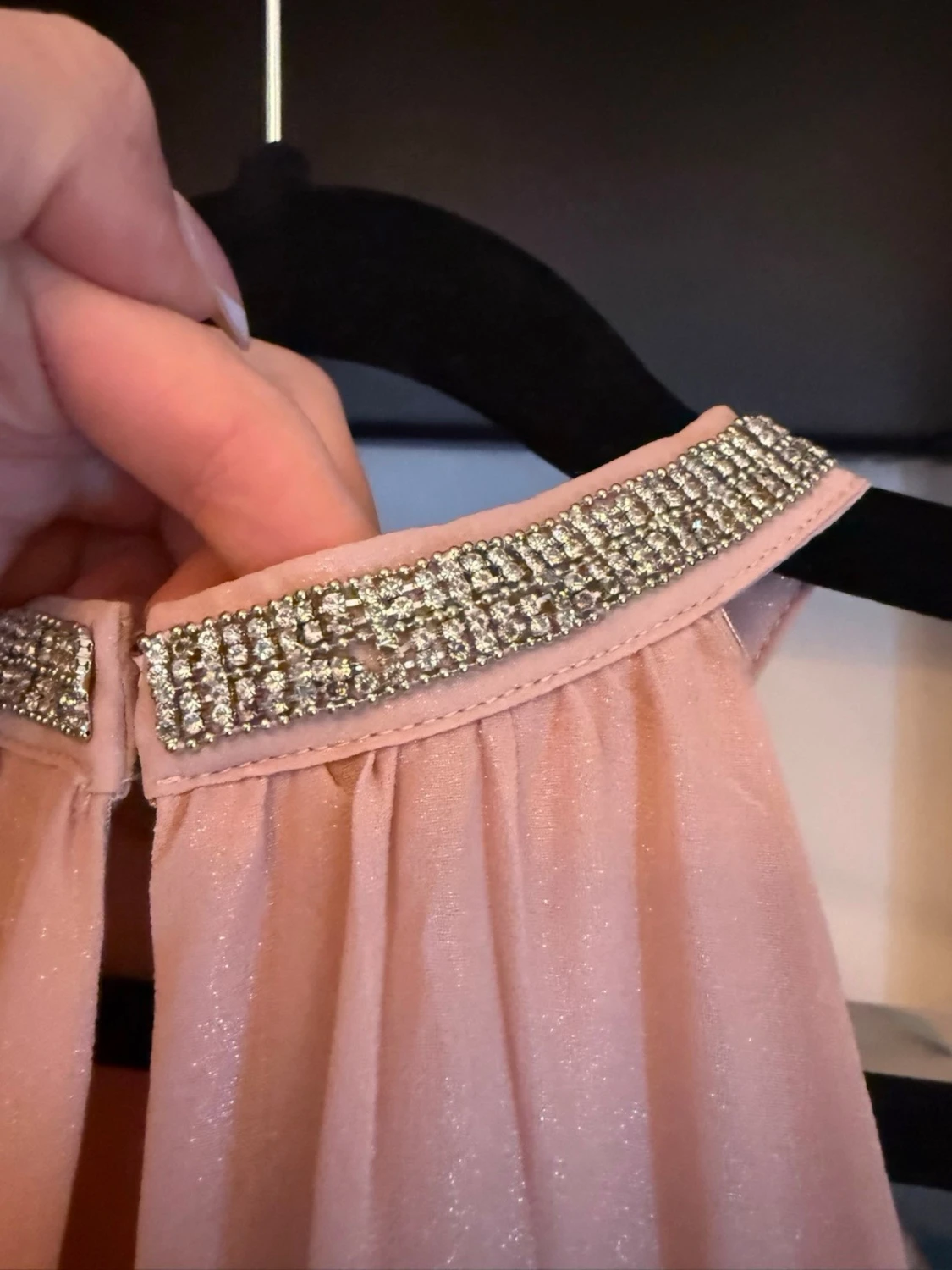 Ljusrosa klänning med strassdetalj - 3