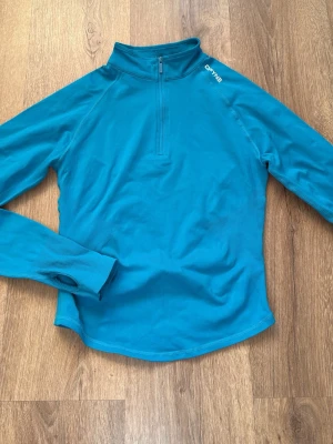 Dfyne Impact Half Zippy - Glacier  - Använd väldigt få gånger , väldigt fint skick! StlM I Färgen Glacier 