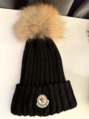 Moncler mössa - Moncler mössa i jättebra skick