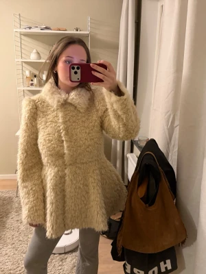 Beige teddyjacka med krage - Slutsålda jackan från nakd, helt ny, strl 34