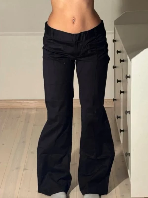 Low bootcut kostymbyxor - Midjemått 39cm.                   Innebenslängd 80cm.