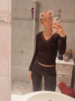 Lågmidjade kostymbyxor  - Säljer mina Lågmidjade kostymbyxor från bikbok, storlek 34, passar perfekt på mig som är 170 cm 