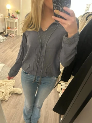 Grå/blå blus med broderi och knyt - Jättefin och skön topp!! Tror inte den säljs länge!☺️Egentligen storlek M men passar mig bra som har xs-s