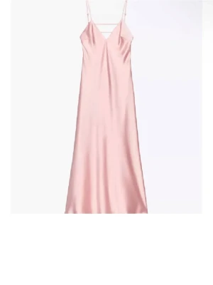 Ljusrosa långklänning i satin - Fin ljusrosa långklänning med smala axelband och v-ringad där frammer. Klänningen är i satin och perfekt för lärarmiddag/bal