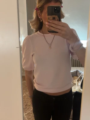 Ljusrosa puffärm topp - Supersöt ljusrosa topp med puffärmar och rund hals från lager 157. Använd fåtal gånger men inga defekter eller tecken på användning. Skriv om ni har frågor💕
