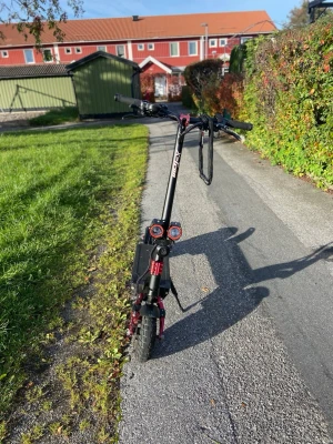 X-tron x10 77kmh🔥 - Säljer en kraftfull elscooter  i svart och rött. Scootern har grova däck, dubbla framlyktor och robust ram i metall. Utrustad med bred ståplatta och tydliga handtag. Perfekt för dig som vill ta dig fram snabbt och smidigt. Den har upp till 100km räckvidd om man kör på en eco och den toppar som max 70km/h. Jag har bytt hela bromssystemet till NUTT som har kostat 3100kr(kvitto finns). Jag har lagt till like designers och ett väldigt bra alarm. Detta syns inte på bilden för att bilderna är gammla.