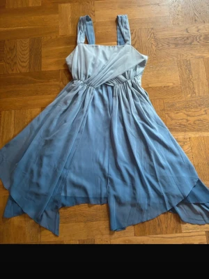 Elegant Klänning Från Kappahl - Storlek 44 - En snygg och stilfull klänning för alla tillfällen!  Vad: En vacker klänning från Kappahl i storlek 44.  Innehåll: Klänningen är i utmärkt skick, endast använd två gånger. Den är perfekt för både fest och vardag och ger en elegant touch till din garderob.  Skick: Mycket fint skick.  Passar för: Dig som söker en snygg och användbar klänning i en större storlek.