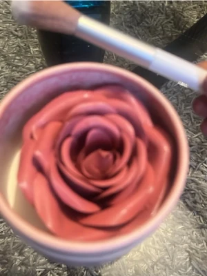 Rosformad rouge från Veroni - Superfin rouge i form av en ros från Veroni. Färgen är en djup rosa med silkeslen finish, perfekt för att ge kinderna en fräsch och naturlig look. Kommer i en rund ask med genomskinligt lock och medföljande borste.