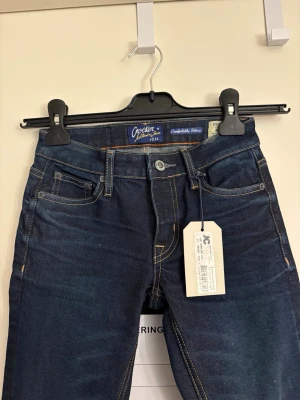 Jeans med låg midja  - Mörkblå Crocker-jeans – klassisk passform, nyskick  Snygga mörkblå jeans från Crocker (enligt etikett), perfekta till både vardag och mer uppklädda outfits. Jeans med lätt utsvängd passform nertill som ger en smickrande silhuett. De är aldrig använda och prislappen sitter kvar. Nypris 600kr🩷  Storlek : Waist: 24  Length:33  - Mörkblå tvätt – lätt att matcha - Är ej använda / mycket fint skick - Originaletikett sitter på🩷