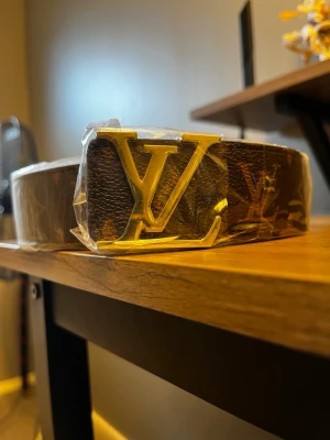 L-V bälte - Hej, säljer en helt ny och riktigt snygg bälte, 110cm för men.