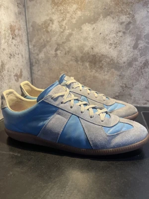 Maison Margiela GATS (sällsynta!) - Säljer nu dessa sjukt snygga Maison Margiela GATs! Modellen är mycket sällsynt och har inte sålts i butik på många år och är därav väldigt eftertraktad 😊 Tecken på användning finns men skicket för ett par skor som dessa hittar du inte bättre för priset🙌 Skriv vid funderingar 🤝