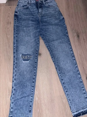 Jeans - Jeans byxor från guess (köpt i stockholm barkarby outlet) ÄKTA finns dock inget kvitto! Storlek 24 (EUR 34) enligt lappen på! 💗 jätte fina! 