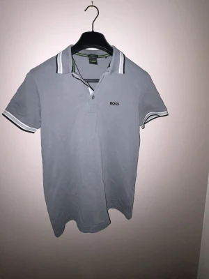 Hugo Boss piké grå  - Hugo Boss piké   Säljer en stilren grå pikétröja från Hugo Boss. Använd fåtal gånger och i mycket bra skick 👌  ✔️ Storlek: XS ✔️ Skick: 9/10 ✔️ Inga hål, fläckar eller skador ✔️ Ordinarie pris: ca 1200 kr  Säljes då den blivit för liten.  Perfekt sommarplagg eller till vardags, clean och enkel stil.  💰 Pris: 599 kr