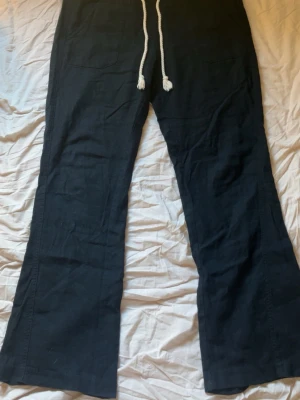 Linnebyxor med snörning  - Svarta linnebyxor med snöre från Roxy💞Storlek S. Använda men i väldigt bra skick🥰de är lågmidjade och bootcut