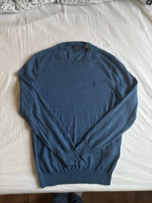 Blå merinoulltröja Polo Ralph Lauren - Galet skön tröja i 100% merinoull Skicket är som nytt QR kod finns på tröjan Längd 70cm Bredd 48cm  Skriv vid funderingar Kolla in profilen för fler liknande plagg!