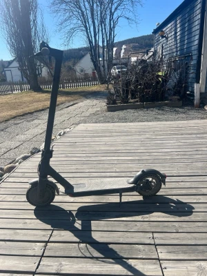 Svart elsparkcykel - Elscooter Xiaomi – 25 km/h – Bra skick  Säljer min elscooter från Xiaomi som går upp till ca 25 km/h. Perfekt för pendling eller kortare turer.  Info:  * Hastighet: ca 25 km/h * Display visar hastighet och batteri * Fungerar som den ska * Hopfällbar och smidig att ta med * Stöd (kickstand) finns  Skick: Använd men i bra skick. Finns några mindre repor (se bilder), men inget som påverkar funktionen.  Pris: 2800 Plats: Kramfors  Skicka meddelande vid intresse!