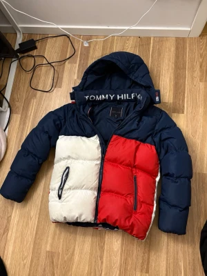Tommy helfiger jacka - Jätte snygg jacka 
