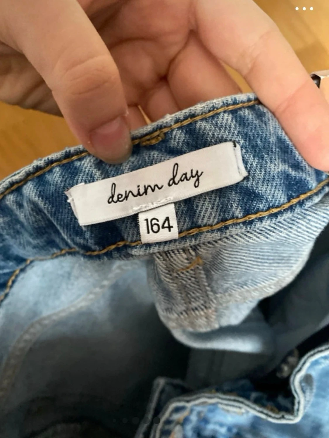 Blå raka jeans med slitna knän - 3