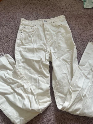 Vita jeans - Jag säljer ett par vita Jens från gina. Dom är högmidjade och wide. 