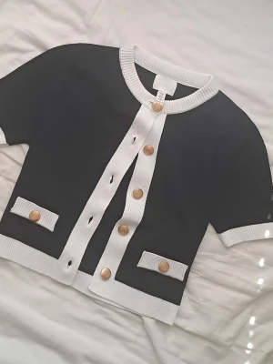 kortärmad cardigan från h&m - kortärmad cardigan från h&m med guldiga knappar💕 aldrig använd! i nyskick.