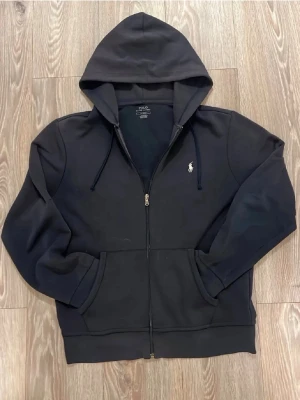 Mörkblå Ralph lauren zip hoodie - Marin blå hoodie från Ralph lauren || varan är i acceptabelt skick || storlek M || defekter syns på bilderna || kontakta mig för frågor. 🤗