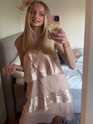 Capitol klänning - Säljer denna snygga outfit till capitol tema fest! 🥰Matchande håraccessoar i samma färg ingår. Strl S