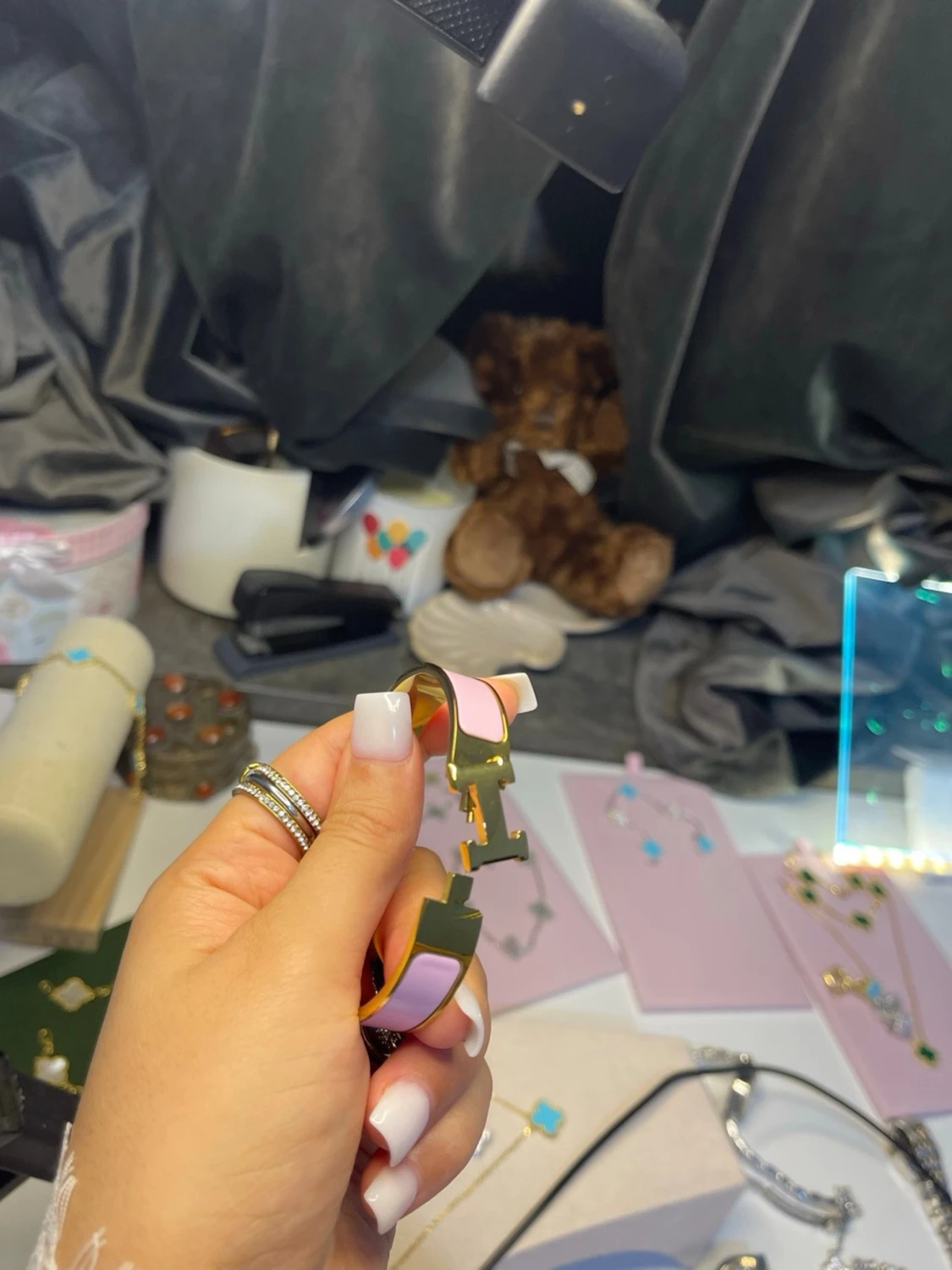 Guldpläterad armband med rosa emalj 16cm