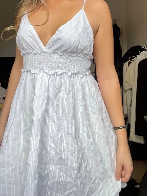 Söt klänning - Säljer denna söta klänningen som är perfekt inför midsommar etc den är helt oanvänd köpte utomlands 