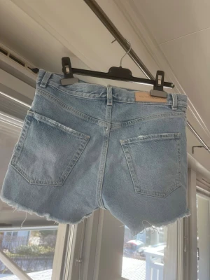 Ljusblå jeansshorts från hunkydory - Säljer ett par ljusblå jeansshorts från hunkydory. Storlek 34 men skulle säga att de är något stora i storleken. Aldrig använda då de är aningen stora på mig.