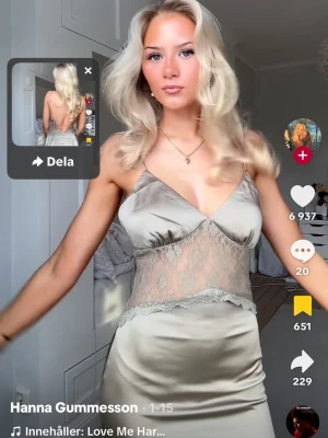 Bal klänning - Supersnygg ljusgrå satinklänning med tunna axelband och v-ringning. Klänningen har spetsdetaljer över midjan och ryggen är öppen med snörning i sidorna. Perfekt för dig som vill ha en elegant och trendig look. Klänningen är från Nelly helt ny med prislapp. Klänningen är helt slutsåld så säljer endast vid bra bud💛