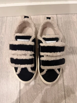 INUIKII sneakers - Köpta i vintras och använda ett fåtal gånger. Någon liten repa på sulan men inget som syns. Nypris 2700kr