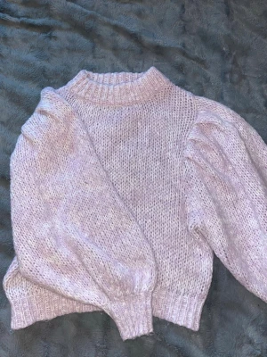 Ljuslila stickad tröja från ASOS - Supersöt ljuslila stickad tröja från ASOS med puffiga ballongärmar och ribbade muddar.