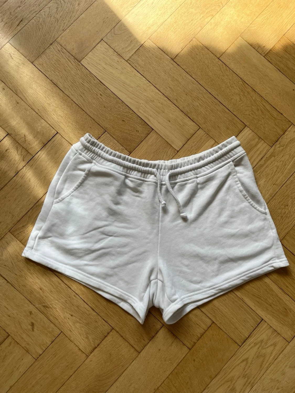Vita mjuka shorts med snörning