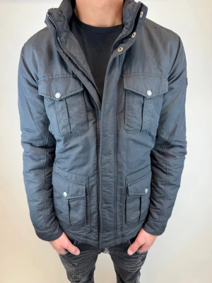 Woolrich Filedjacka  - Hej! Säljer nu denna väldigt snygga och eftertraktade Woolrich Fieldjacka!  Jackan är slutsåld överallt och går inte att få tag på… jackan är perfekt nu till våren  Storlek= L Ny pris: 6000 kr Säljs för: 1199 kr