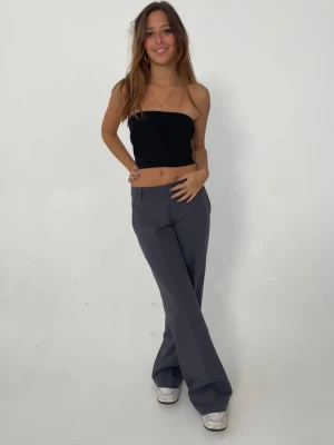 Gråa kostymbyxor  - Ett par jättefina lågmidjade gråa kostymbyxor perfekt nu till våren/sommaren! Endast använda fåtal gånger 