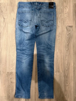 Replay Anbass Hyperflex Blå Jeans W31/L32 Slim Fit - Replay Anbass Hyperflex blå jeans i stretchigt och bekvämt material, slim fit modell som sitter bra och funkar till allt, storlek W31/L32, midja 40,5 cm, ytterbenslängd 102 cm, benöppning 15,5 cm, modellen är 185cm & väger 65kg, i fint skick.