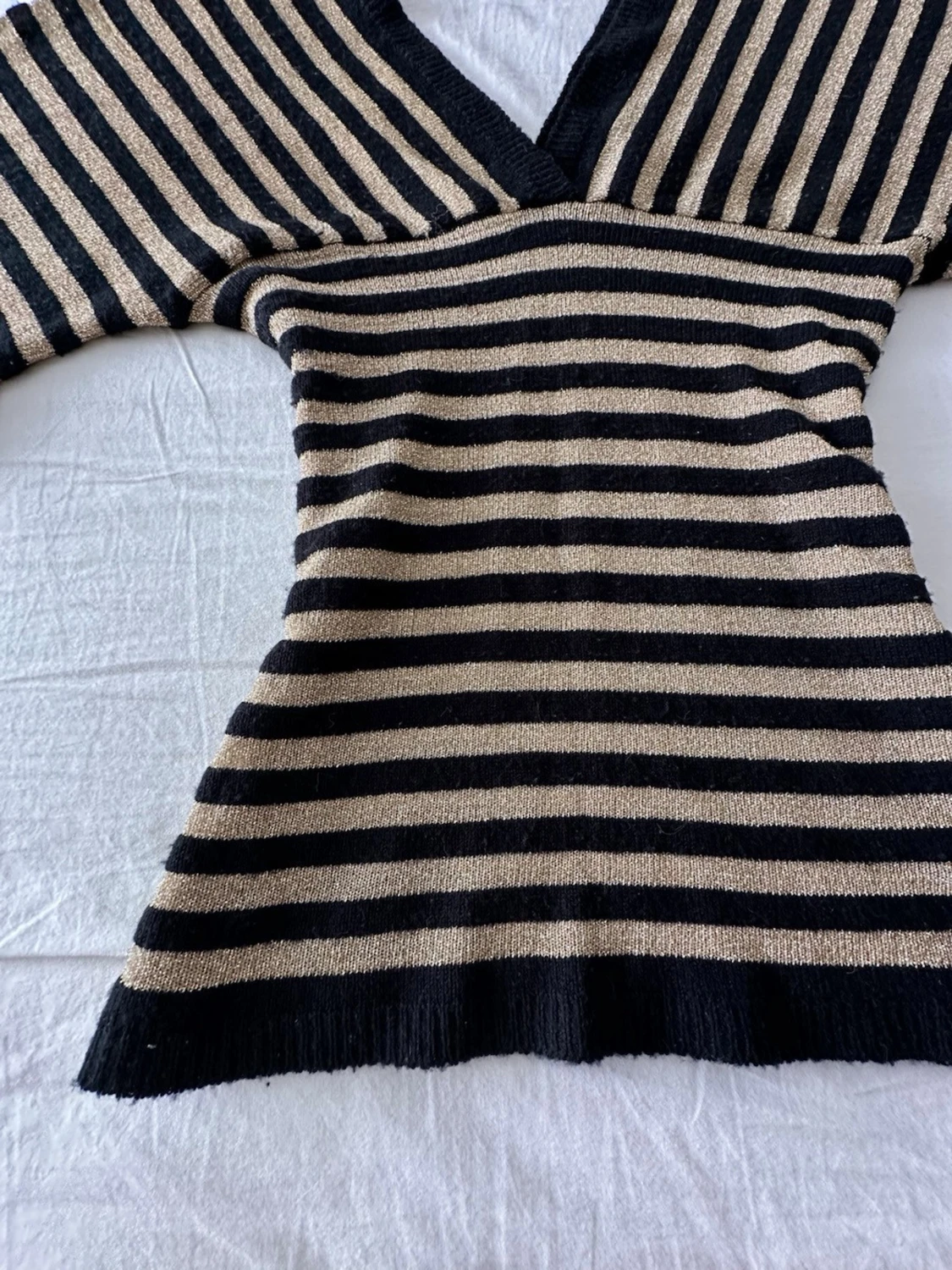 Randig stickad topp med v-ringning - 1