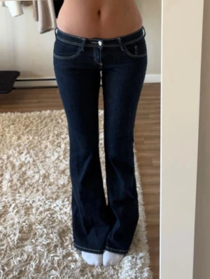 Lågmidjade flare jeans - Slutsålda mörkblåa lågmidjade flare jeans från Gina Tricot. Använda men väldigt fint skick. Nypris 399kr. Storlek 38 men sitter som 36. Långa på mig som är 168cm. Tryck gärna på köp nu. 